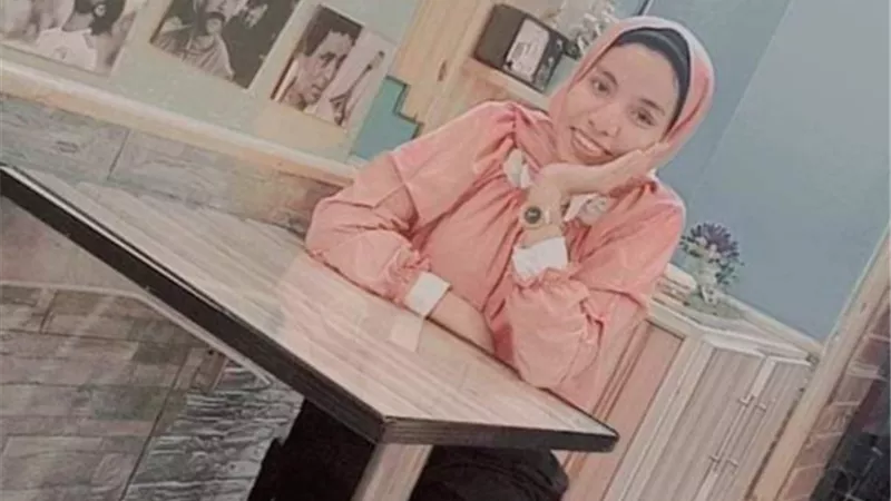 أروى طالبة الغردقة تحقق حلم والدها المتوفى وتلتحق بطب أسيوط