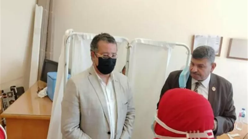 الدخاخني يتابع تطعيم أعضاء هيئة التدريس والطلاب والعاملين بجامعة بنها