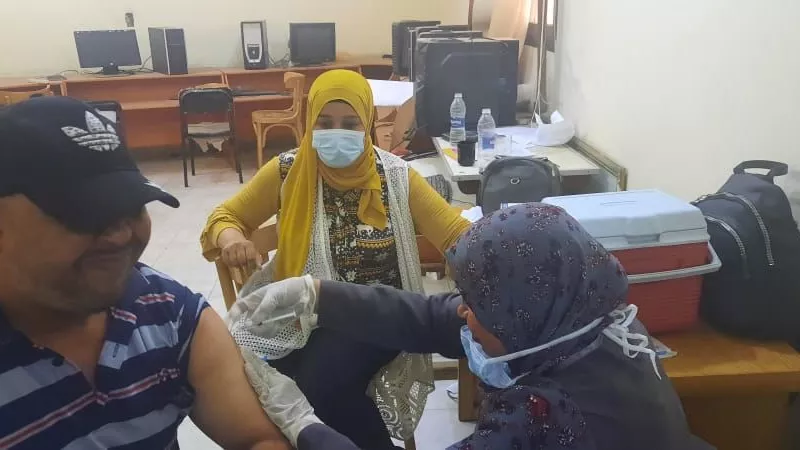 تطعيم العاملين ضد فيروس كورونا بديوان مركز البياضية جنوب الأقصر