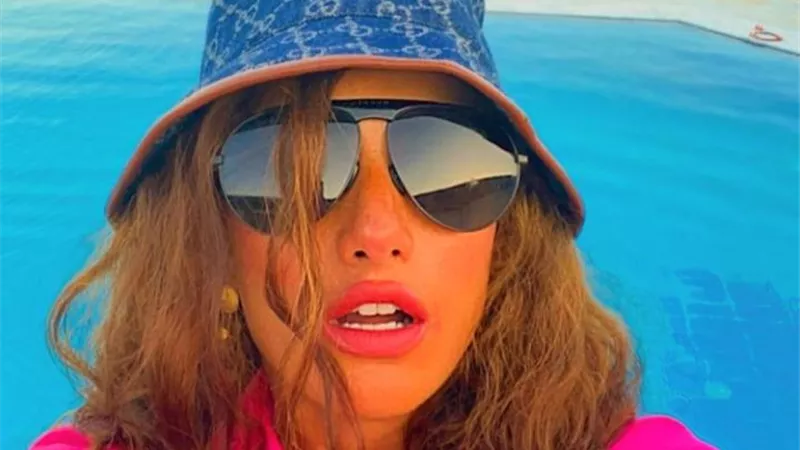 شاهد .. زينة تجذب الأنظار بإطلالة صيفية مبهجة ..صور