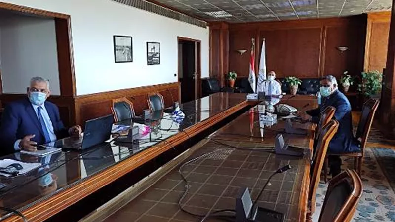 عبد العاطى يتابع موقف المشروعات المنفذة في مجال الصرف الزراعى