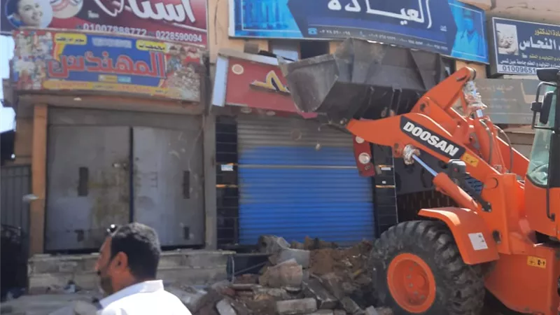 جهاز بدر يشن حملة مكبرة لإزالة الإشغالات أمام المحال بالحي الأول