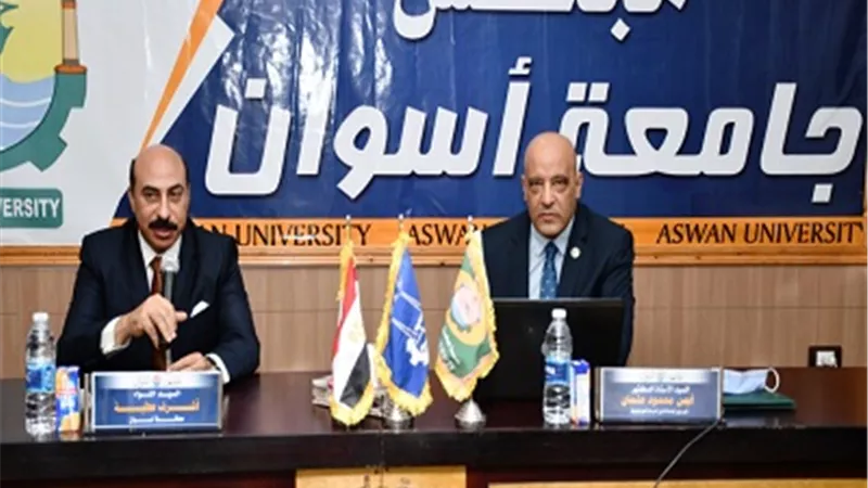 مجلس جامعة أسوان يكرم المحافظ أشرف عطية لمبادراته الإنسانية