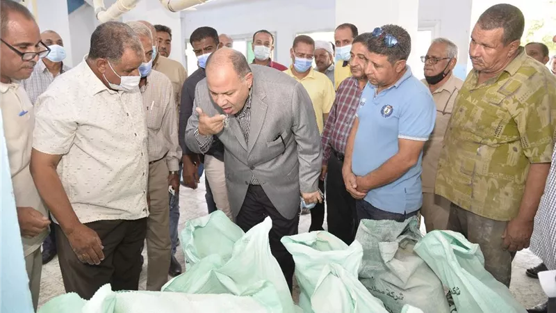 محافظ أسيوط يتفقد صوامع شركة مطاحن مصر الوسطى بنزلة عبداللاه للتأكد من سلامة الأقماح التي يتم توريدها