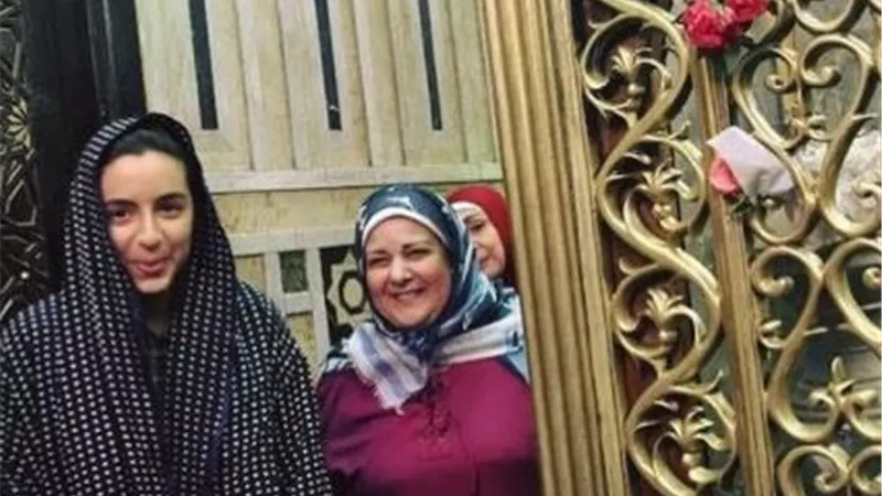 مش هنساكى أبدًا يا ديدي.. رسالة مؤثرة من سارة عبد الرحمن لدلال عبد العزيز