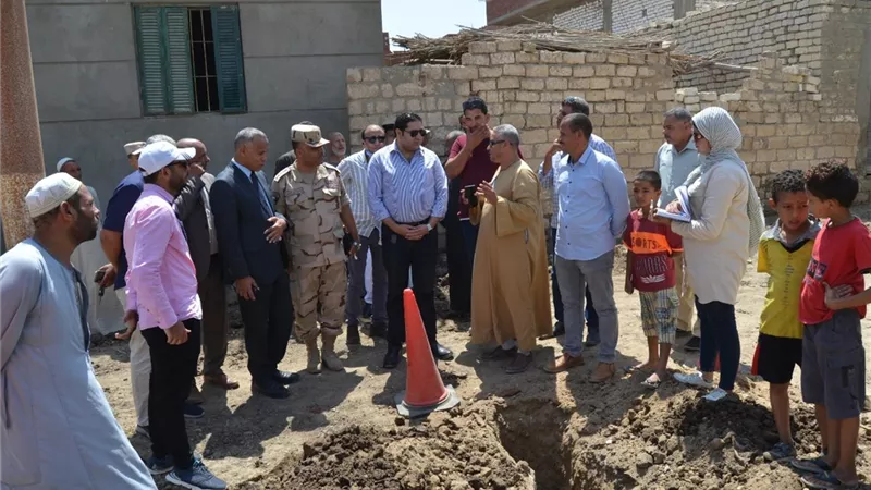 نائب محافظ بني سويف يتفقد العمل في مشروعات (حياة كريمة) بقرى ناصر