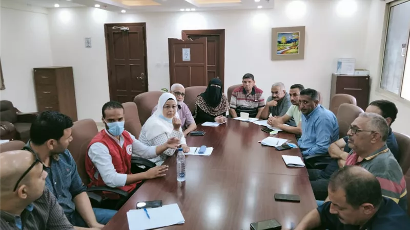 تطهير مخرات السيول ومعديات المياه بالطريق الدولي الساحلي استعدادا للسيول بمطروح