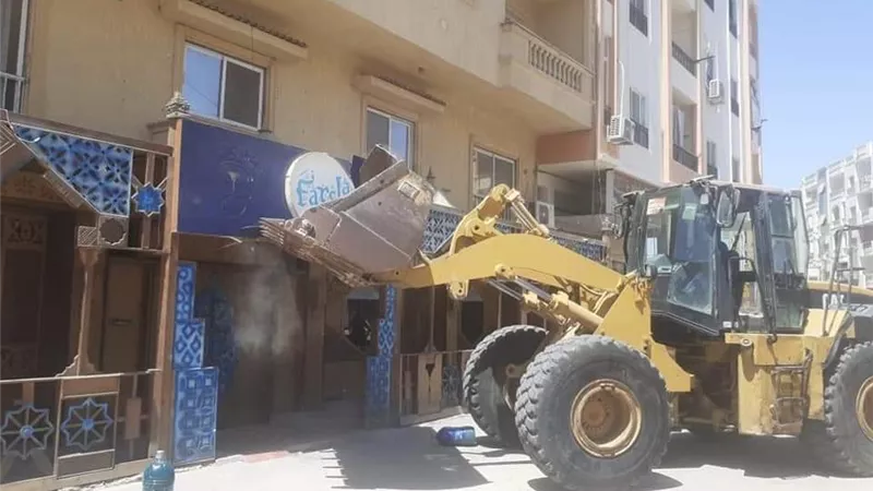 ازالة مبنى مخالف للترخيص بالجبل الشمالي بالغردقة صور