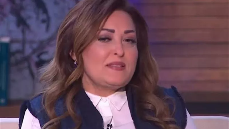 التفاصيل الحقيقة بشأن سقوط قطعة ديكور على رأس الفنانة نهال عنبر