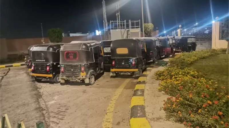 جهاز بدر يضبط 30 توتوك ويصادر منهم 15 وغرامة 10ألآف جنيه بالتعاون مع الشرطة.. بالصور