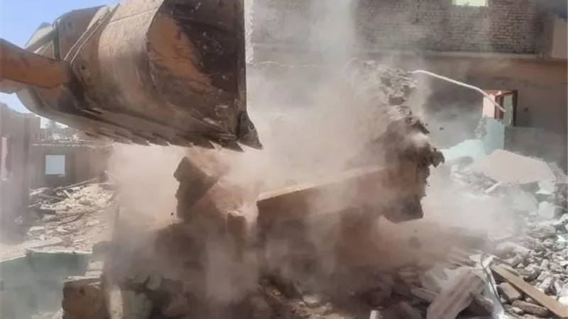 استمرار نقل وتسكين الأسر من المناطق داهمة الخطورة فى البديل برأس غارب.. بالصور