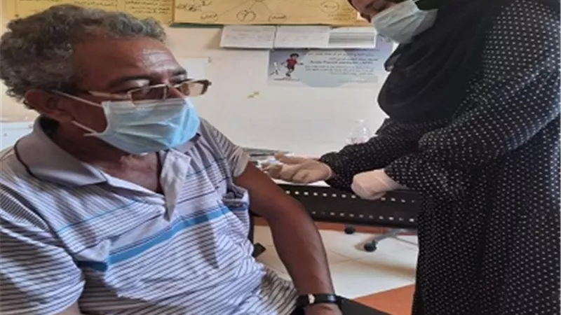 متابعة مستمر لتطعيم المواطنين ضد فيروس كورونا بحلايب والشلاتين وابو رماد جنوب المحافظة