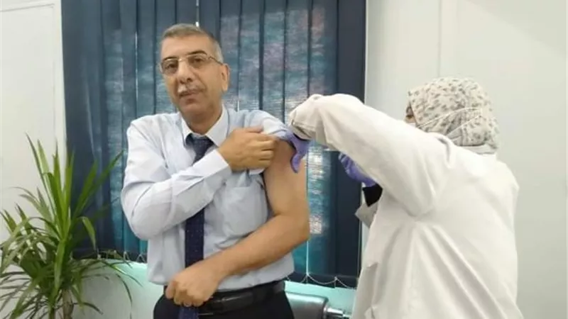 مدير مديرية تعليم الجيزة يحصل على لقاح فيروس كورونا.. بالصور