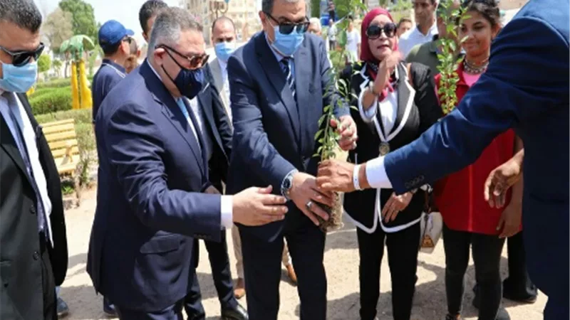 سعفان ومحافظ البحر الأحمر يزرعان 1500 شجرة ضمن مبادرة 