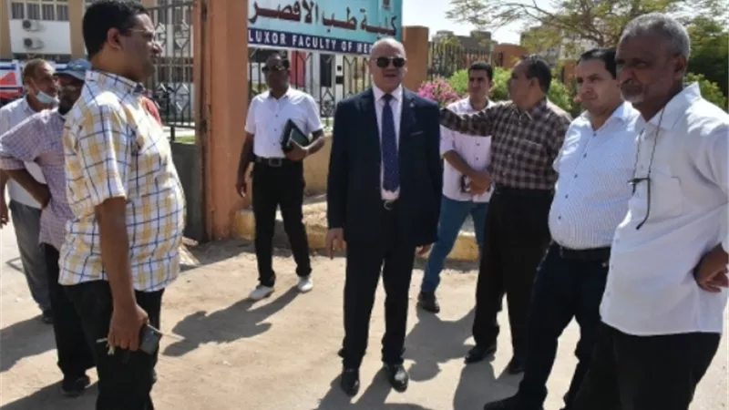 رئيس جامعة الأقصر يتابع تطبيق إجراءات الأمن والسلامة بكلية الطب