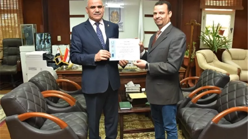 رئيس جامعة الأقصر يكرم عميد الفنون الجميلة لمشاركته فى معرض فنى بالأردن