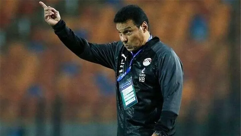 البدرى يستقر على الدفع بأكرم توفيق أساسياً أمام أنجولا