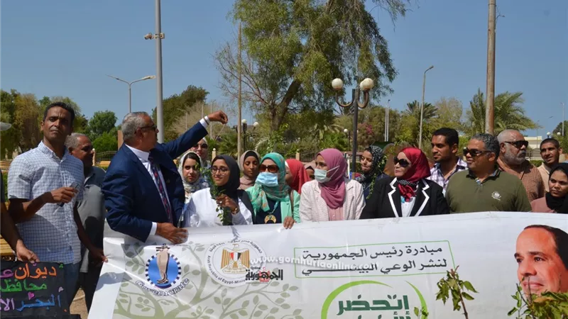 طلاب كلية تربية الغردقة يشاركون فى مبادرة هنجملها