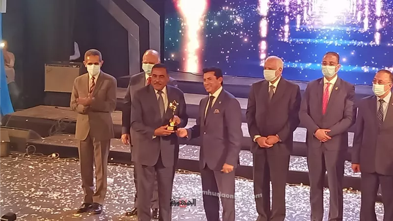 وزير الشباب والرياضة يكرم محافظ مطروح كاحسن محافظة حدودية