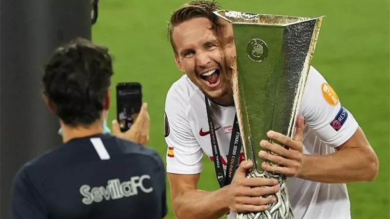 في اللحظات الأخيرة .. لوك دي يونج مهاجماً جديداً لبرشلونة