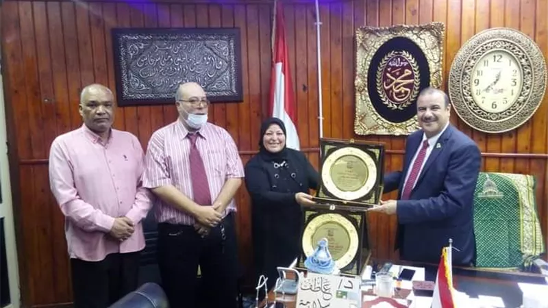 منظمة اليونسكو تكرم وكيل وزارة تعليم مطروح بمنحه درع التميز الوظيفي