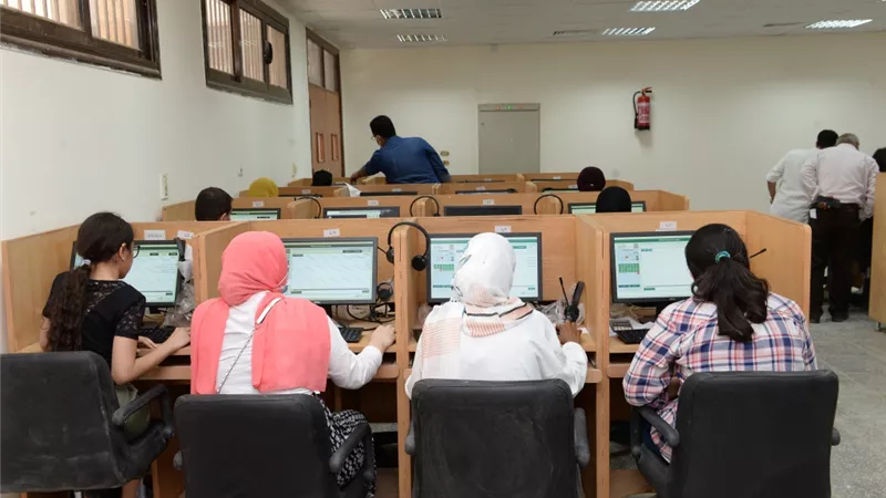 نائب رئيس جامعة أسيوط يتابع أعمال إختبارات القدرات للمتقدمين للجامعات الأهلية