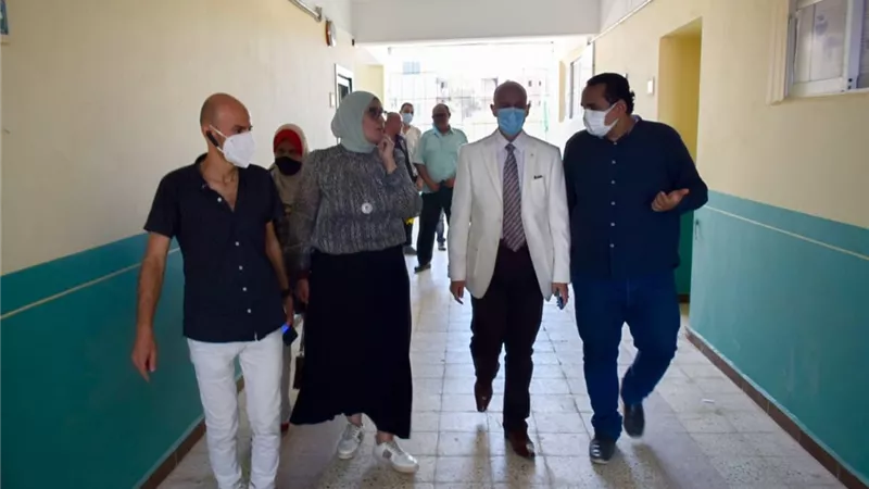 مدير صحة الشرقية يتابع تطعيم أعضاء هيئة التدريس والعاملين بمدرسة الزنكلون الثانوية بلقاح كورونا