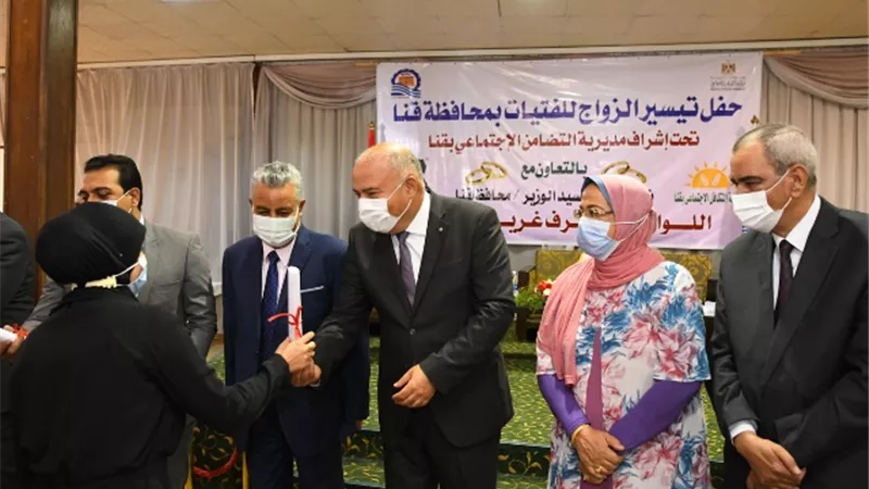 محافظ قنا ورئيس جامعة جنوب الوادى يسلمان جهاز عرائس لـ 89 فتاة