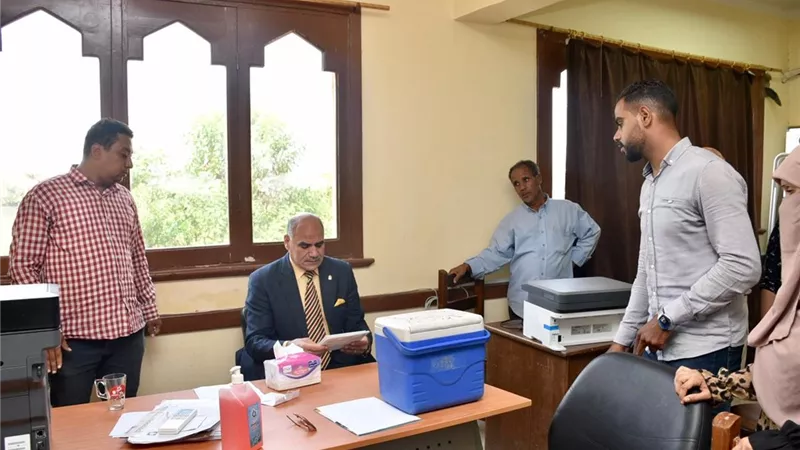 رئيس جامعة الأقصر يتابع أعمال تطعيم أعضاء هيئة التدريس والعاملين بلقاح كورونا