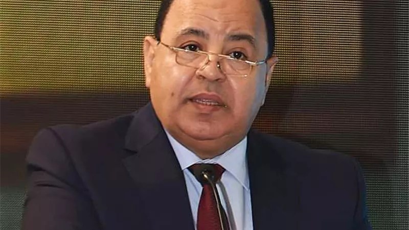 وزير المالية يستعرض الجهود المبذولة لإحكام السيطرة على المنافذ الجمركية