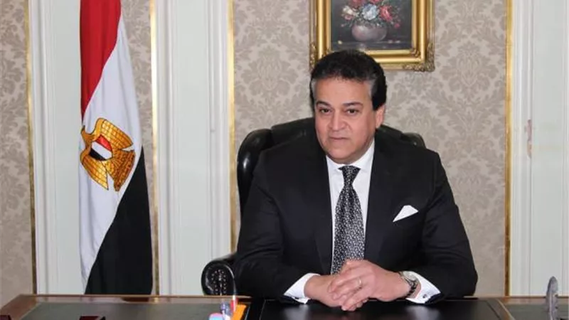 وزير التعليم العالي يعتمد قائمة الطلاب المتقدمين للمنح الدراسية الحكومية بالجامعة الأمريكية