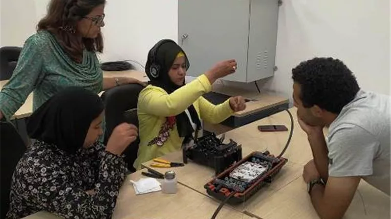 عقد برنامج تدريبي عن الألياف الضوئية للإرتقاء بالأداء الرقمي لجميع فئات المجتمع الأسواني