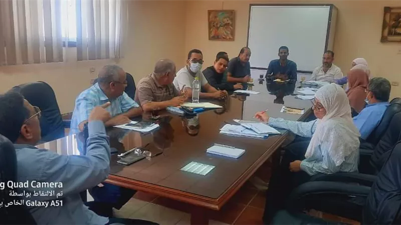 رئيس مدينة راس غارب يستعرض تنفيذ خطة رصف الطرق