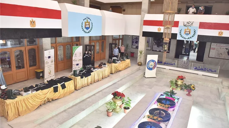 محافظ أسيوط يتفقد وصول مهمات وقائية وزي موحد للعاملين بمنظومة النظافة لحمايتهم من الأخطار وفيروس كورونا