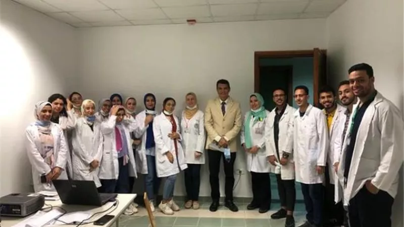 طلاب صيدلة الإسماعيلية يؤدون التدريب الصيفى في المركز الطبي العالمي