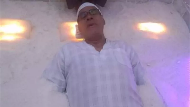 رحلةعلاجيةللفنان حسين ابو الحجاج فى كهف الملح بسيوة