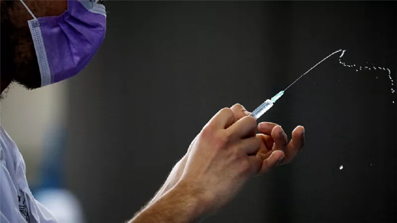 اليابان.. سحب مئات آلاف الجرعات الملوثة من لقاح كورونا