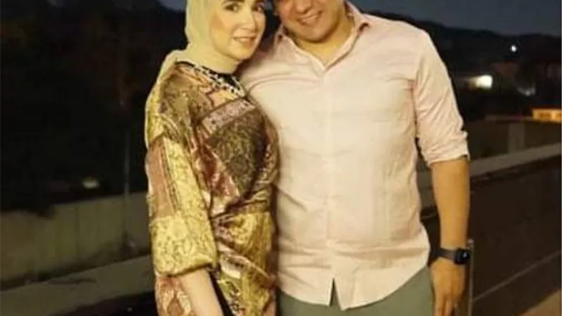 المنتج محمود الشيخ يحتفل مع زوجته بعيد زواجهما الثالث.. صور