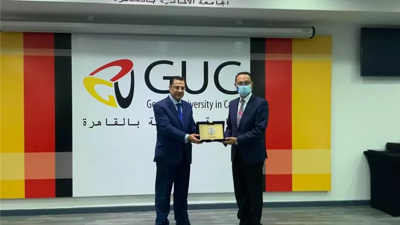إياد ابو الحجاج يهدي درع مؤسسة دار التحرير لرئيس مجلس امناء الجامعة الالمانية
