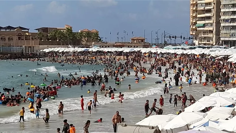 ارتفاع الامواج يعيق السباحة والسياحة ترفع الرايات الحمراء لتحذير المصطافين