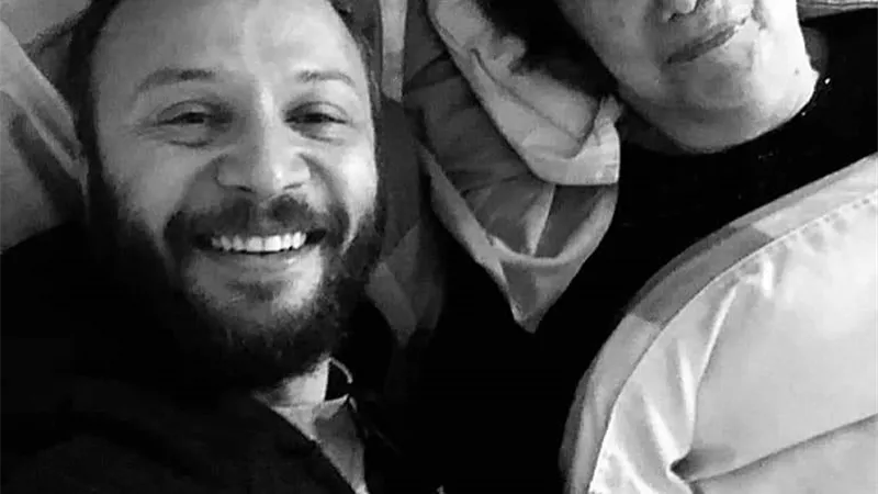 مكسيم خليل يرثى والدته بقصيدة مؤثرة .. ويعلن عدم تواجده في مراسم الدفن