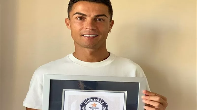 رونالدو يتسلم شهادة جينيس كأكثر اللاعبين فى العالم احرازا للاهداف الدولية
