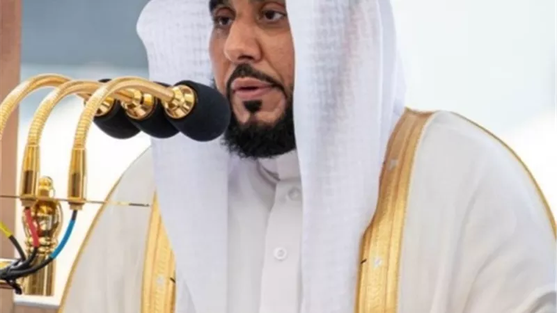خطيب الحرم المكي : العلم حجة الله في أرضه ونور بين عباده