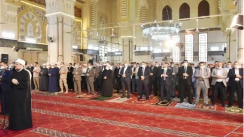 وزيرا الأوقاف والقوى العاملة والمفتى ومحافظ الشرقية يؤدون صلاة الجمعة بمسجد الفتح.. بالصور
