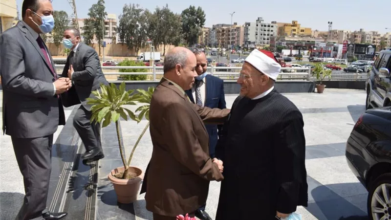 مفتي الجمهورية يهنئ رئيس هيئة النيابة الادارية بمنصبه الجديد.. صور