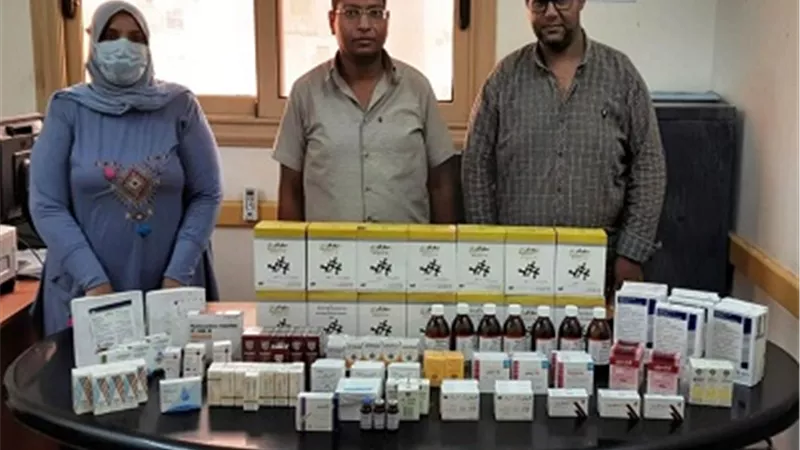 حملة صحية بأسوان تغلق مجمع طبى غير مرخص وتضبط 496 وحدة دوائية مخالفة داخل مركز طبي للعيون