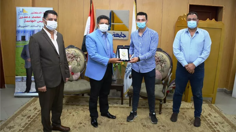 رئيس جامعة دمياط يكرم ابن الجامعة أول العرب كيك بوكسينج