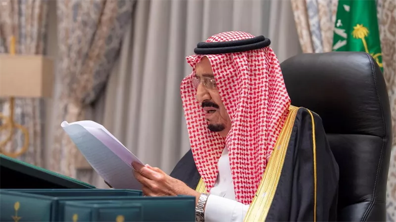 العاهل السعودي يعزي الرئيس الأمريكي