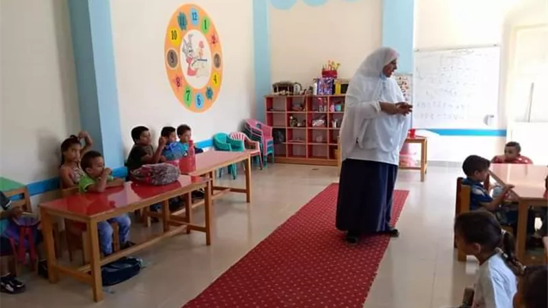 ندوة تثقيفيه لاطفال احدي الحضانات بمدينه الحمام عن كيفية ارتداء الماسك للاطفال