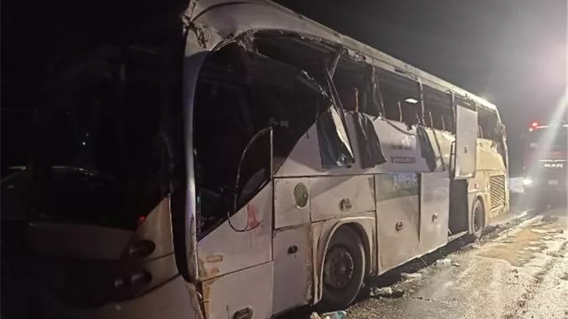 مصرع وإصابة 48 شخصاً فى انقلاب أتوبيس بطريق السويس- القاهرة
